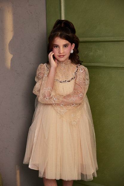 Cloche Dress Dantel With Pleated Chest